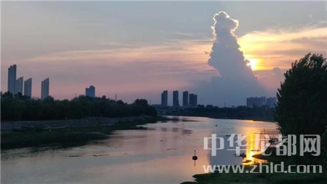 為了這朵云，周口人聚集在大慶路橋上……