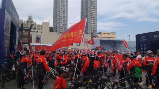 200多名騎友“世界無(wú)車日” 義務(wù)騎行宣傳環(huán)保