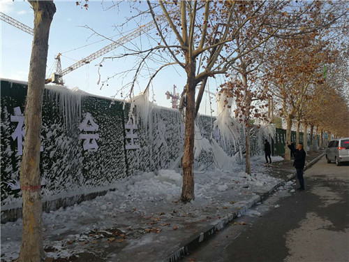 噴水成冰 周口街頭現冰掛景觀