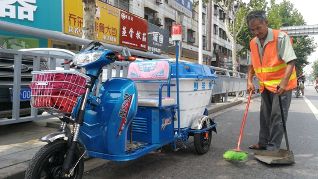 新型垃圾清運(yùn)車亮相街頭