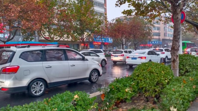 雨中道路擁堵，市民可繞行！