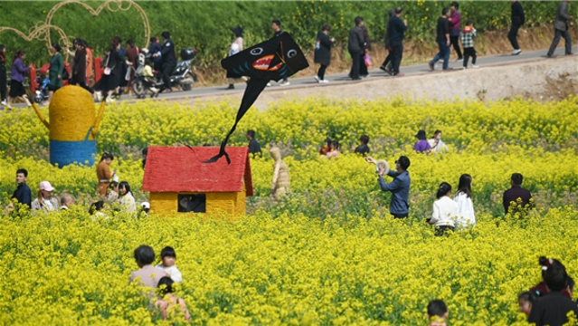 商水縣首屆金色花田樂(lè)游匯在鄧城鎮(zhèn)開幕